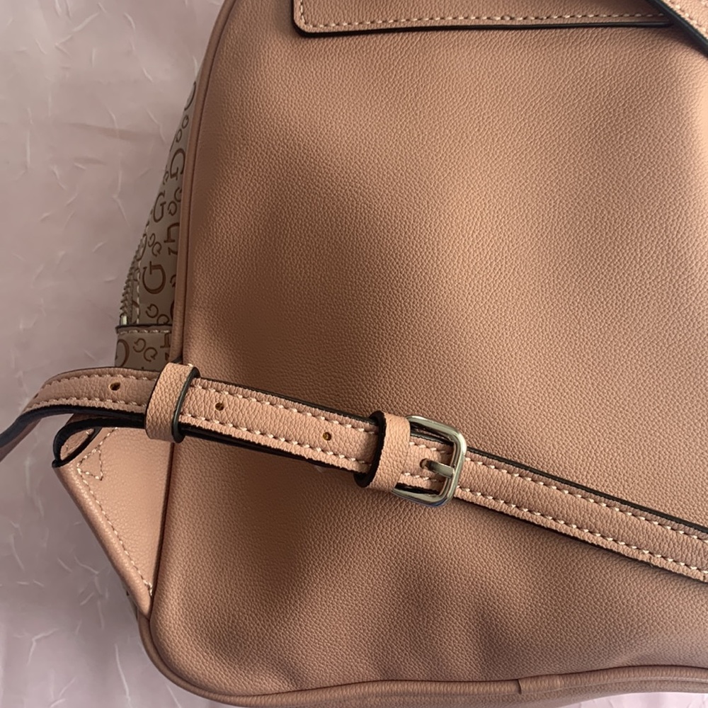 Guess backpack 🎒 - Picture 4 of 8